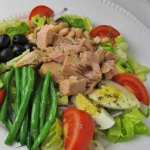 Nicoise-Style Tuna Salad With White Beans & Olives_image