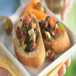 Spanish Salsa with Crispy French Bread_image