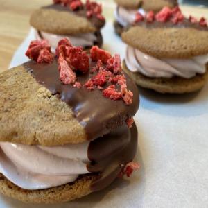 Strawberry S'mores Cookie Sandwiches_image