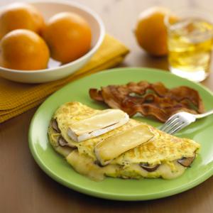 Smoked Brie Wedge, Bacon & Mushroom Omelet_image