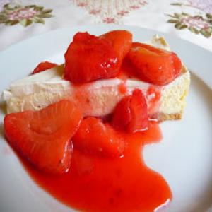 Low Carb White Chocolate Cheesecake with Strawberry Sauce Recipe - (4.6/5)_image