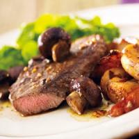 Garlic Steak With Mushrooms and Onion-Roasted Potatoes Recipe - (5/5)_image
