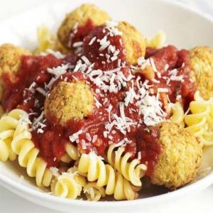 Herby chickpea balls with tomato sauce_image