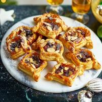 Easy almond mince pie puffs image