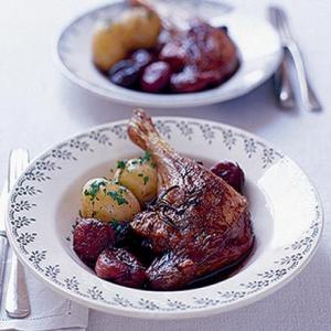 Roast duck legs with red wine sauce_image