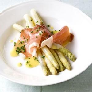 White asparagus with Serrano ham & chive dressing_image