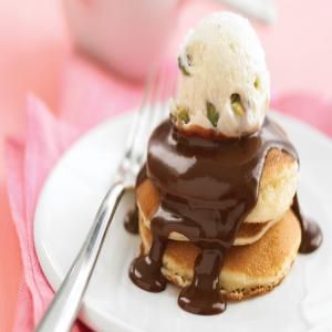 Silver-Dollar Pancake Sundaes with Chocolate Hazelnut Sauce_image
