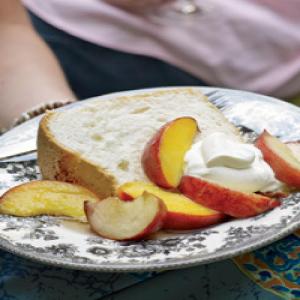 Great-Grandmother Pearl's Angel Food Cake with Peaches_image