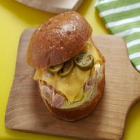Sándwich de huevo, jamón y queso_image