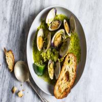 Steamed Clams With Garlic-Parsley Butter and Leeks_image