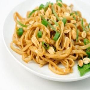 Easy spicy Thai noodles with peanut sauce_image