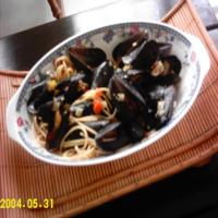spicy mussels in white wine sauce image