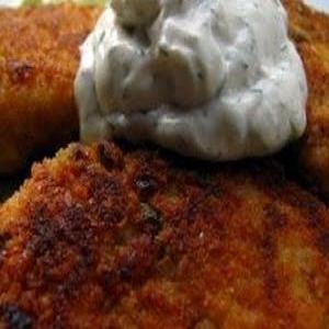 Walleye Cakes with Dill Sauce_image