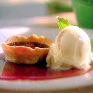 Fudge Tartlets with Peanut Butter Ice Cream and Cabernet Caramel_image