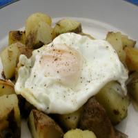 Potato and onion hash with a fried egg (for one)_image