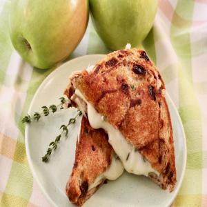 Grilled Cheese, Apple, and Thyme Sandwich_image