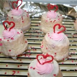 Strawberry-Chocolate Mini Cupcakes with White Chocolate Ganache_image
