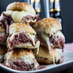 Roast Beef Sliders with Horseradish Sauce_image