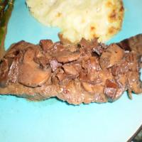Skirt Steak With Mushrooms and Red Wine Sauce_image