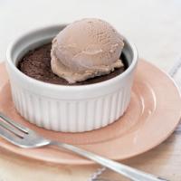 Bittersweet Molten Chocolate Cakes with Coffee Ice Cream_image