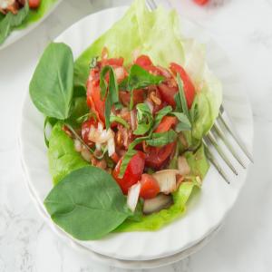 Tomato and Bacon Salad in Bibb Lettuce Cups_image