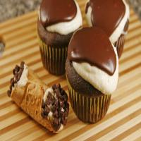 Cream-Filled Cannoli Cupcakes_image