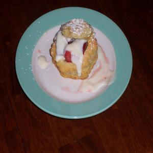 Strawberry Pastries with Lemon Cream_image