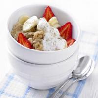 Cinnamon porridge with banana & berries image