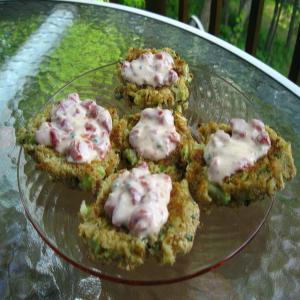 Panko-Crusted Crab Cake Bites With Roasted Pepper-Chive Aioli_image