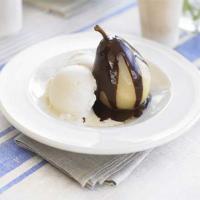 Pears with chocolate sauce_image