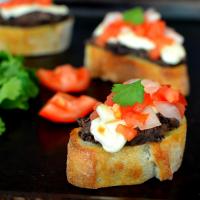 Mini Molletes de Frijoles (Mexican Bruschetta with Beans)_image