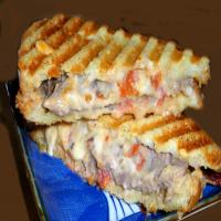 Roast Beef Sandwich With Green Chilies and Cheese_image
