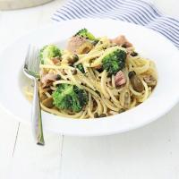 Lemon spaghetti with tuna & broccoli image