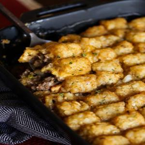 Easy Cheesy Tater Tot Casserole Recipe | Cookies and Cups_image