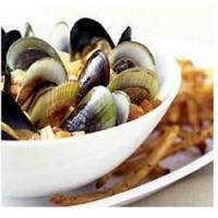 Curried Mussels with Oven Frites_image