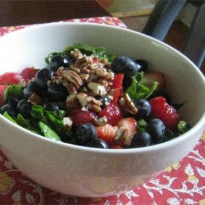 Spinach Salad With Berries and Curry Dressing_image