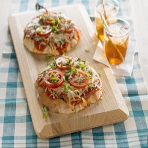 Grilled Tomato-Basil Pita Pizzas_image