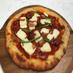 Mr. Amazing's Jalapeño, Bacon and Brie Pizza_image