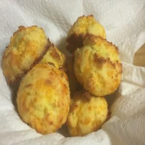 Buttery Garlic and Sharp Cheddar Biscuits - Low Carb_image