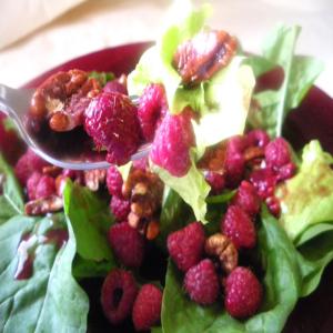 Mixed Green Salad With Raspberry Vinaigrette_image