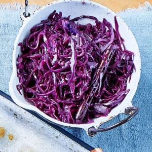 Stir-fried red cabbage with mulled wine dressing_image