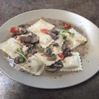 Cheese Ravioli With Portabella Mushroom Sauce_image