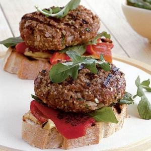 Leanburgers with rocket & peppers_image