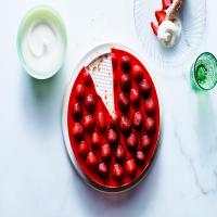 Retro Strawberries-and-Cream Pretzel Tart_image