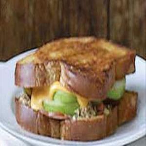 Sándwich caliente de jamón con queso estilo bistró_image