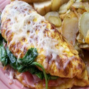 Fluffy Omelette With Ham, Spinach and Swiss Cheese_image