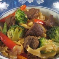 Spicy Beef and Broccoli Chow Mein image