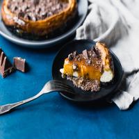 Toblerone-Topped Caramel Cheesecake_image