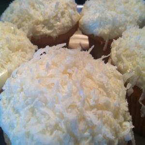 Heavenly Coconut Cupcakes_image