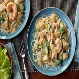 Creamy Seafood Medley with Pasta_image